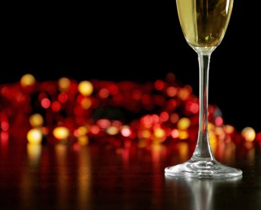 Bir kadeh şampanya ile koyu arka plan üzerinde bokeh