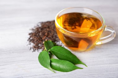 Cam fincan siyah çay yeşil yaprakları ile