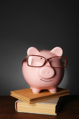 Gözlük ve kitaplar ile Piggy banka