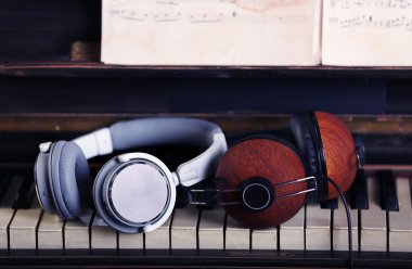 Piyano klavyesinde kulaklık