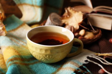 sonbahar dekorasyonu ile çay