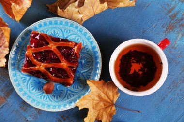 sonbahar dekorasyonu ile çay