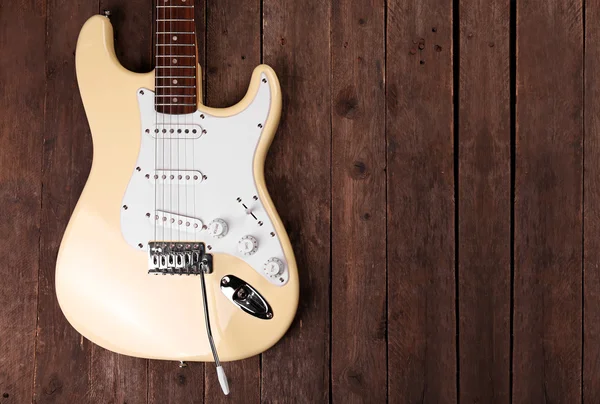 Elektrische gitaar op houten achtergrond, close-up — Stockfoto