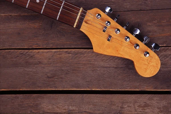 Elektrik gitar boyun ahşap arka plan üzerinde kapat — Stok fotoğraf