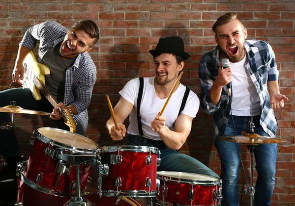 Musicians playing drums and guitar — Stock Photo, Image