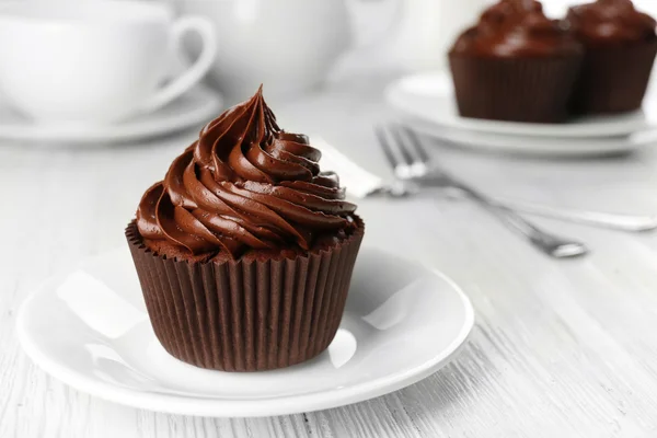 Cupcakes servidos com uma bebida na mesa — Fotografia de Stock