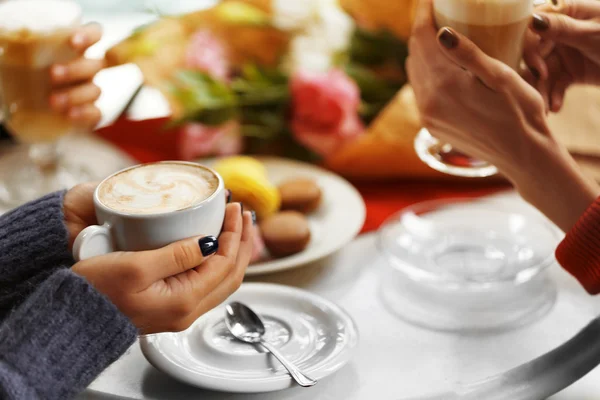 Kafede toplantı ve latte içmek Kadınlar — Stok fotoğraf