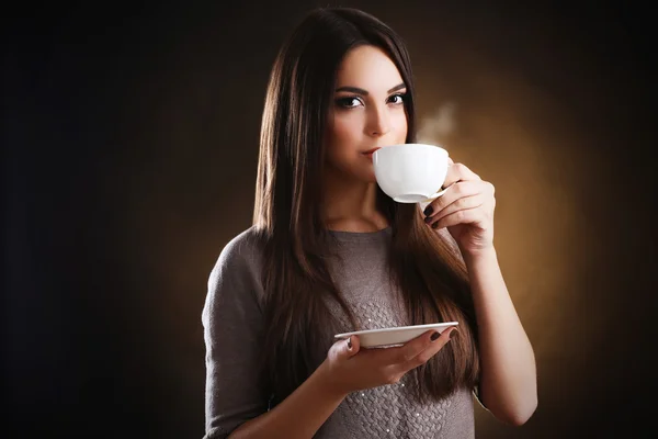 Retrato de mujer bonita con taza de café — Foto de Stock