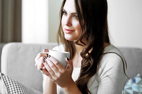 Портрет красивої молодої жінки з чашкою кави, крупним планом — стокове фото