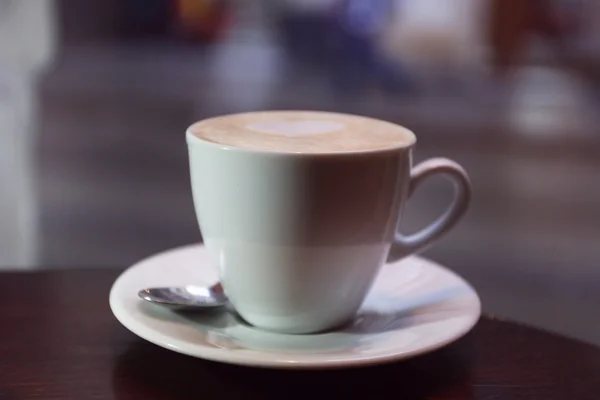Xícara de cappuccino na mesa de madeira — Fotografia de Stock