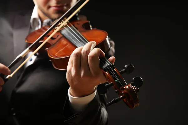 Músico toca el violín —  Fotos de Stock