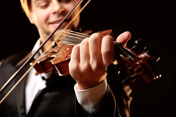 Músico toca violino no fundo preto, close-up — Fotografia de Stock