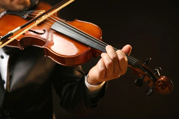 Músico toca violino no fundo preto, close-up — Fotografia de Stock