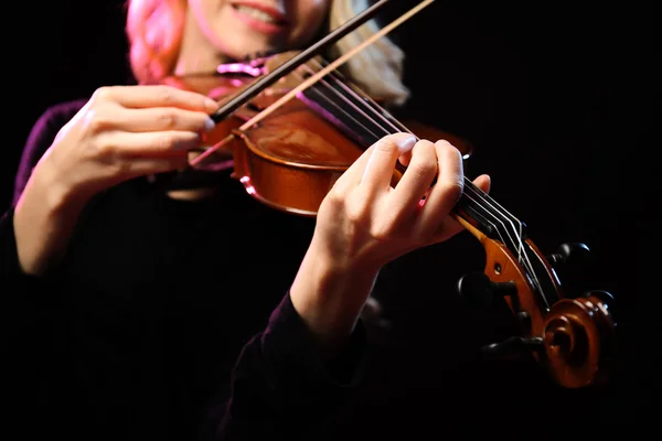 La mujer toca el violín —  Fotos de Stock