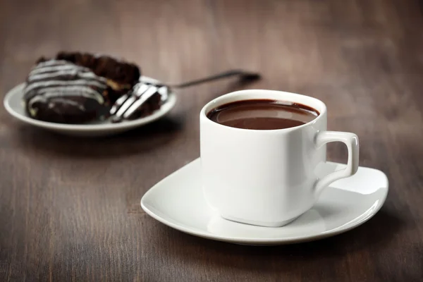 Cacao con galletas sobre mesa de madera — Foto de Stock