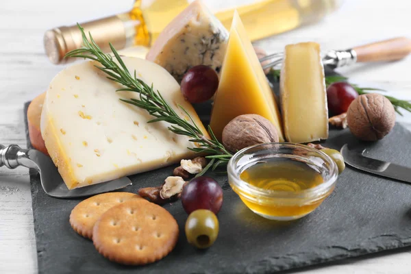 Composição de queijo fresco, vinho, frutas e legumes na mesa, close-up — Fotografia de Stock