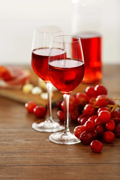 Two wineglasses with grape — Stock Photo, Image