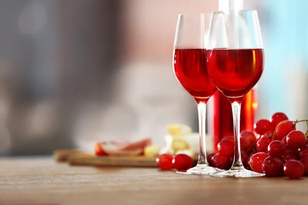 Twee wijnglazen op tafel — Stockfoto