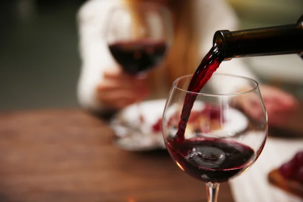 Versare il vino rosso dalla bottiglia — Foto Stock