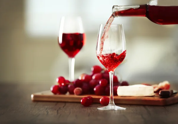 Rosafarbener Wein aus Flasche gegossen — Stockfoto