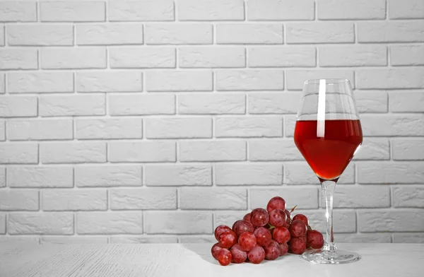 Vinho tinto e uva — Fotografia de Stock