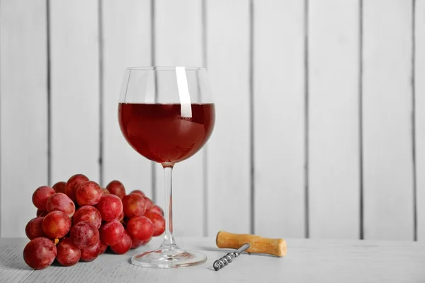 Vino tinto con uva —  Fotos de Stock