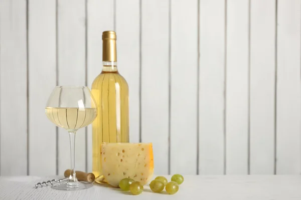 Wijn met druivenmost en kaas — Stockfoto