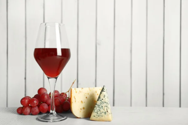 Červené víno se sýrem a hroznů — Stock fotografie