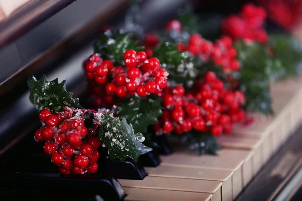 用圣诞装饰品，装饰的钢琴键关闭 — 图库照片