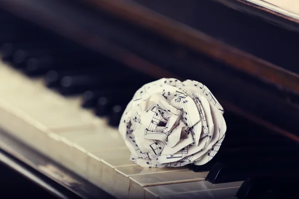 Papier décoratif rose sur clavier piano — Photo