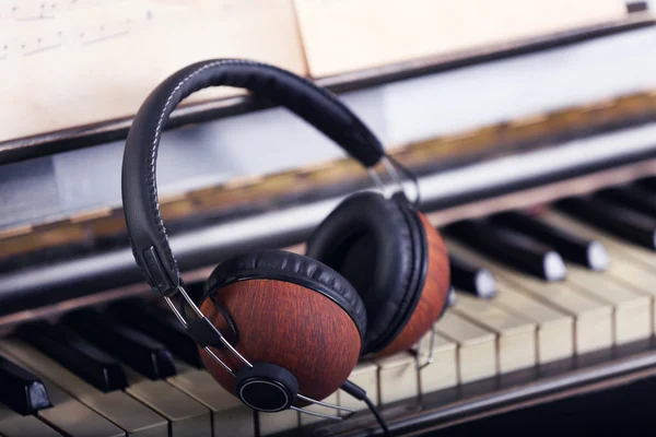 Brown headphones on piano keyboard — Stock Photo, Image