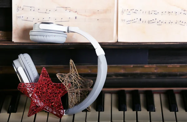 Écouteurs gris sur clavier piano — Photo