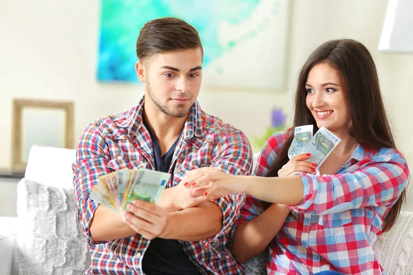 Щаслива пара рахує гроші з грошової скриньки — стокове фото