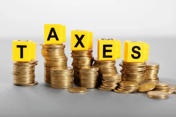 Alfabet belastingen en gouden munten — Stockfoto