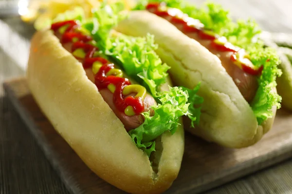 Lezzetli salatalık turşusu ile hot-dogs — Stok fotoğraf