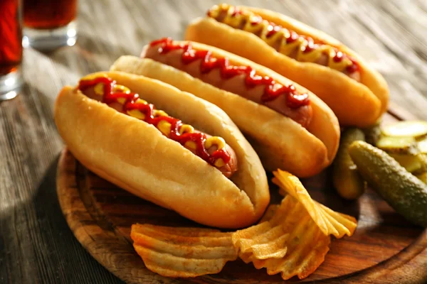 Delicious hot-dogs με αγγούρια τουρσί και τηγανιτές πατάτες — Φωτογραφία Αρχείου