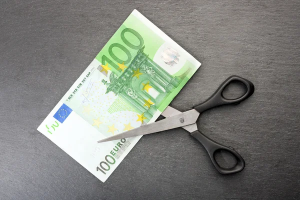 Scissors cut money — Stock Photo, Image