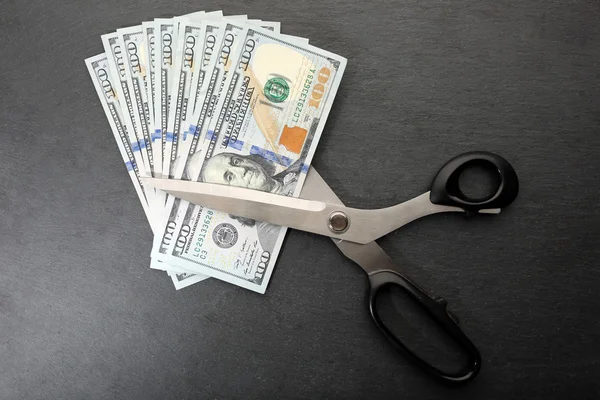 Tijeras cortar dinero —  Fotos de Stock