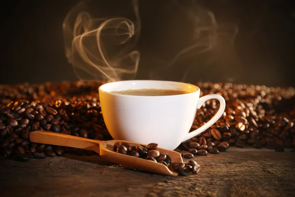 Kopp kaffe och kaffebönor — Stockfoto