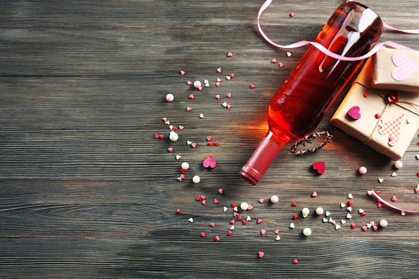 Vin flaska och glas med hjärtan runt — Stockfoto