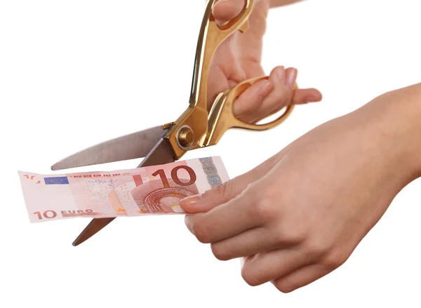 Руки с ножницами, разрезающие банкноты евро — стоковое фото