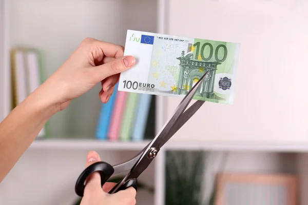 Euro banknot kesme makası ile el — Stok fotoğraf