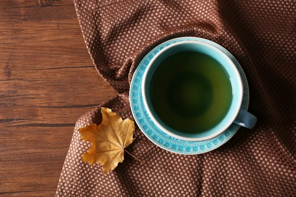 Tasse Tee mit Herbstblatt — Stockfoto