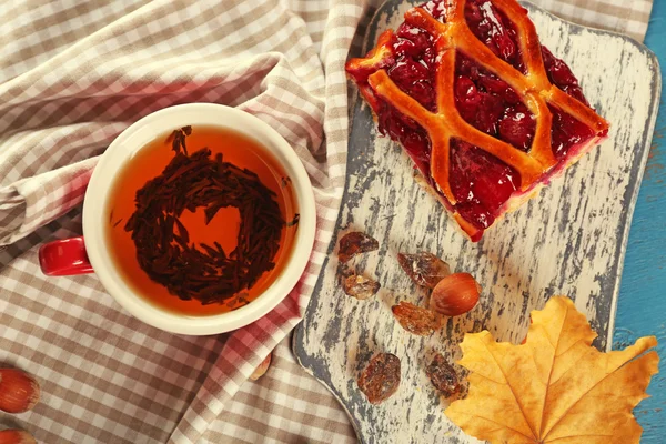 Šálek čaje s podzimní výzdobou — Stock fotografie