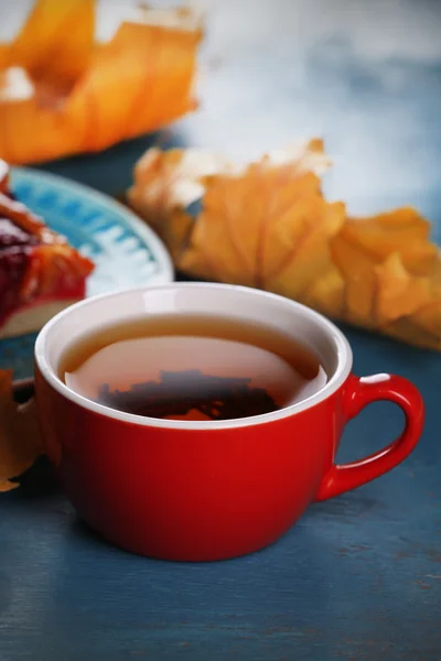 Tazza di tè con decorazioni autunnali — Foto Stock