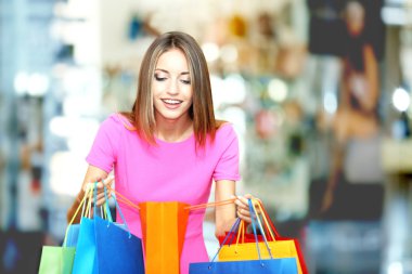 Çanta alışveriş merkezinde güzel genç kadınlarla