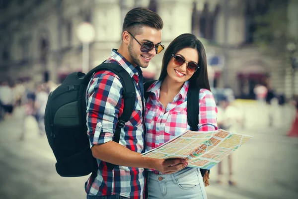 Felices turistas con mapa —  Fotos de Stock