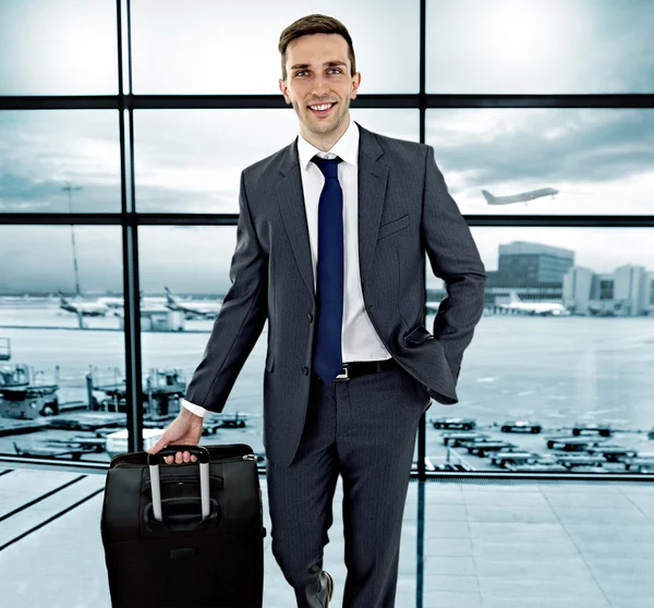Homem de negócios no hall do aeroporto — Fotografia de Stock