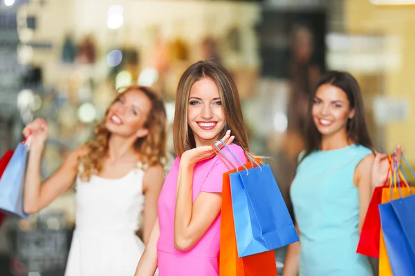 Jovens mulheres com sacos de compras — Fotografia de Stock