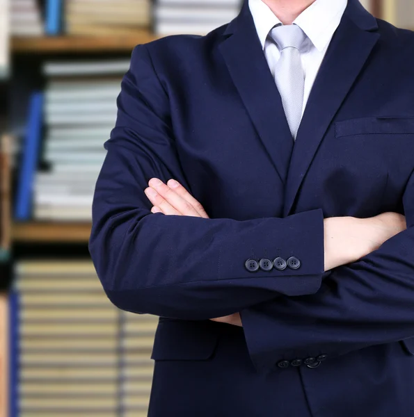 Uomo in giacca e cravatta su sfondo sfocato — Foto Stock